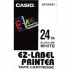 Casio XR-24WE1, 24mm x 8m, testo nera/sfondo bianco, nastro originale